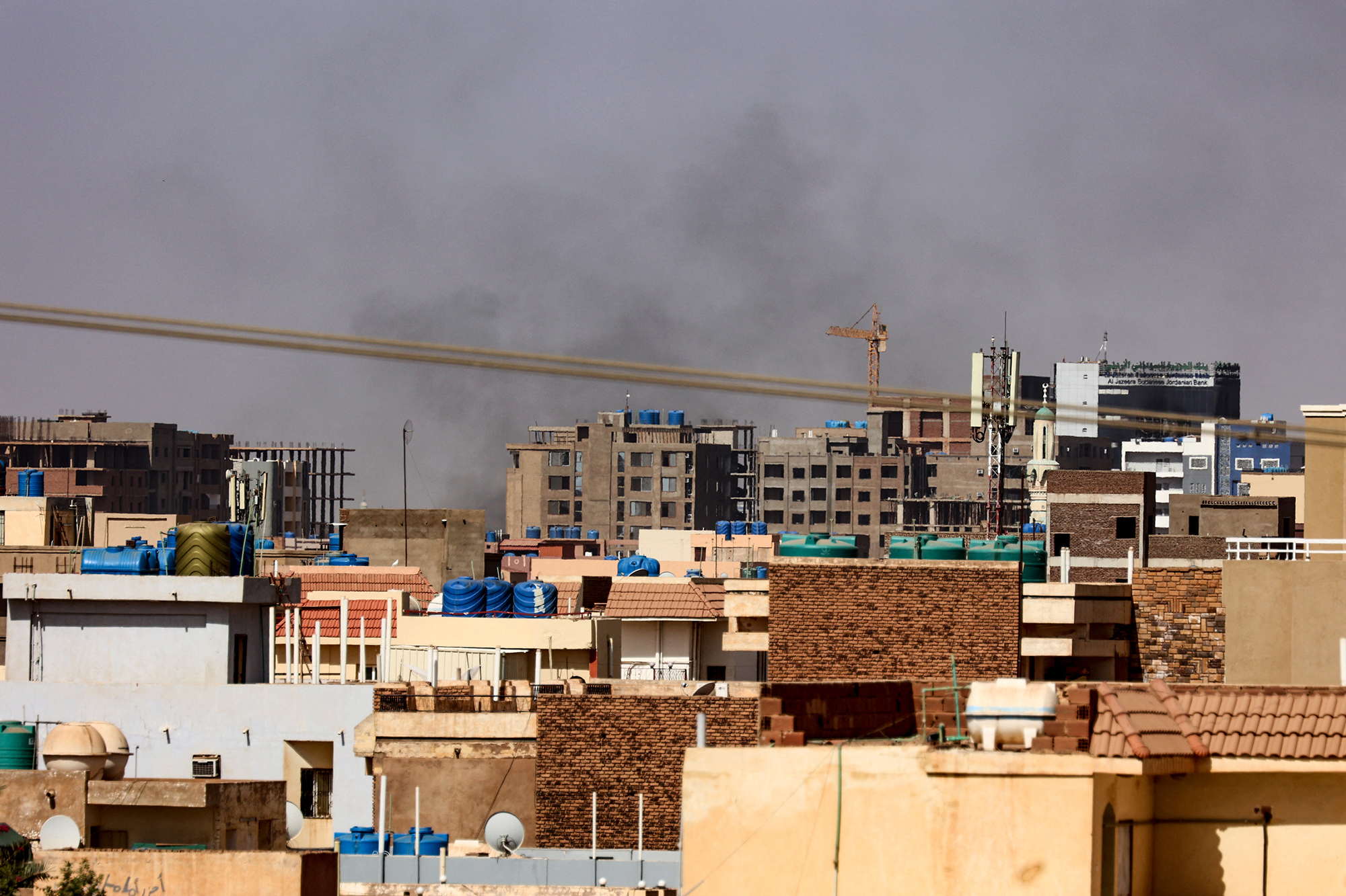 Rauch über Khartum am Samstag (Bild: AFP)