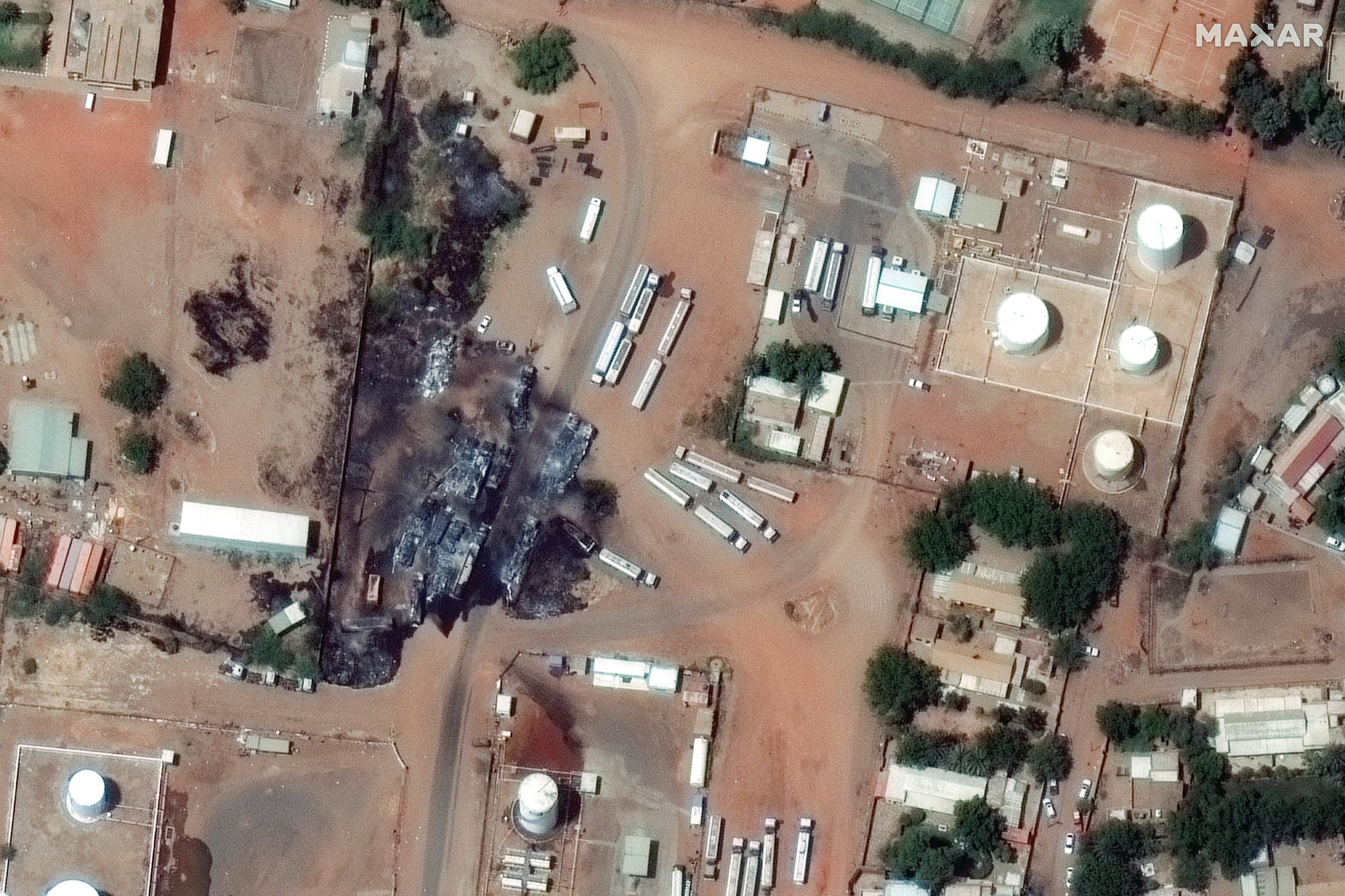 Zerstörte Tanklastwagen in einem Treibstoffdepot in der sudanesischen Hauptstadt Khartum (Bild: AFP PHOTO/Satellite image ©2022 Maxar Technologies)