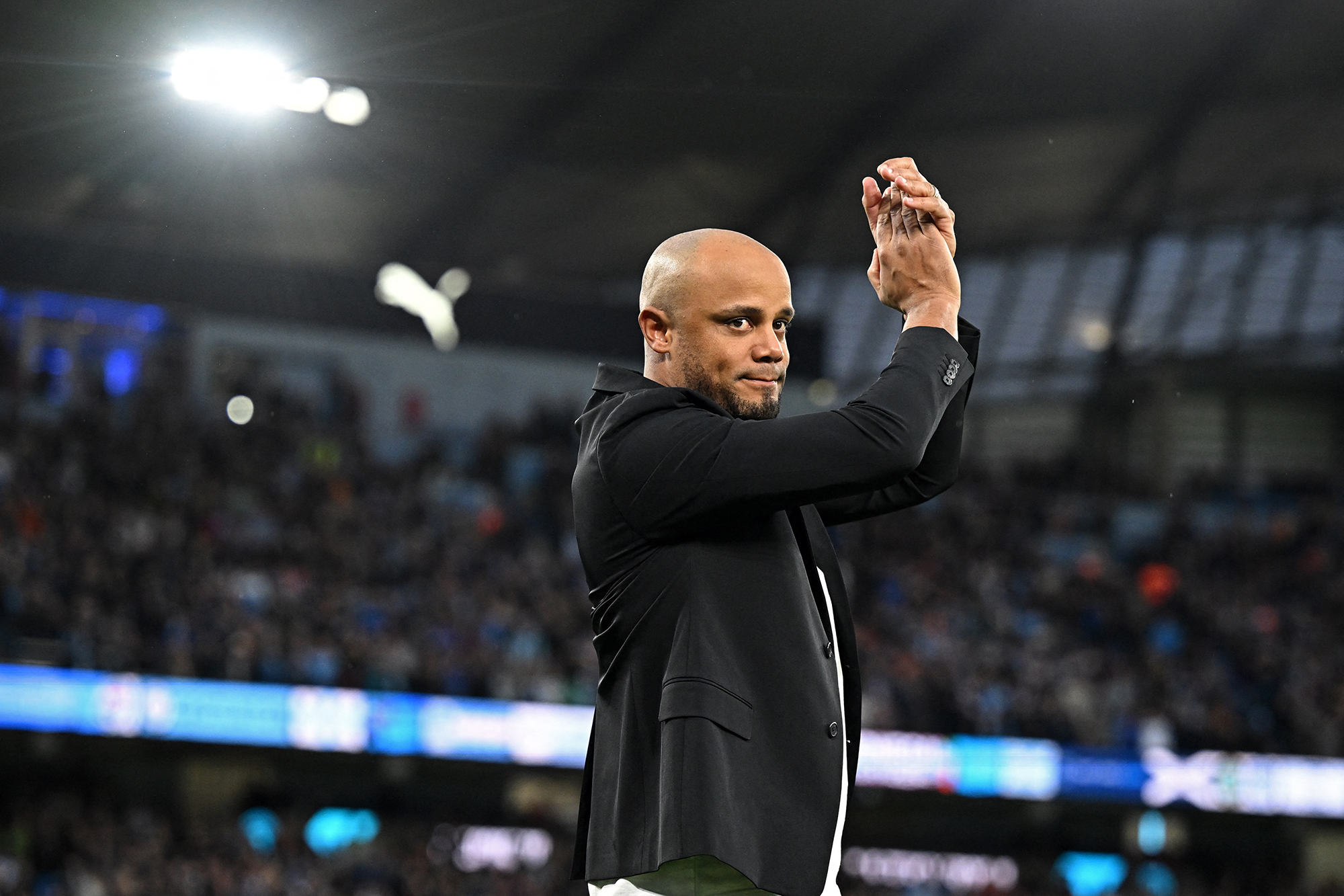 Burnley-Trainer Vincent Kompany am 20. März (Bild: Oli Scarrf/AFP)