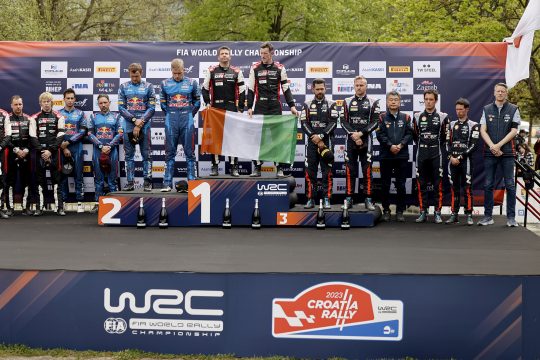 Siegertreppchen der Rallye Kroatien - mit der irischen Flagge in Gedenken an Craig Breen (Bild: Austral/Hyundai Motorsport)