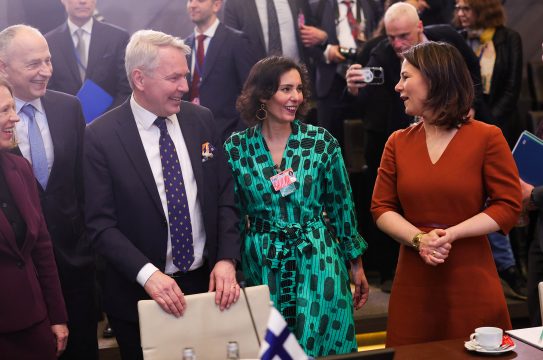 Der finnische Außenminister Pekka Haavisto und seine Amtskolleginnen aus Belgien und Deutschland, Hadja Lahbib und Annalena Baerbock, beim Nato-Treffen in Brüssel