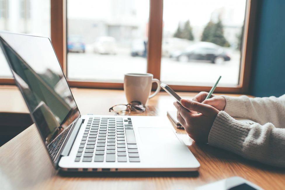 Frau mit Laptop im Café (Illustrationsbild: © anakimfor@gmail.com/PantherMedia)