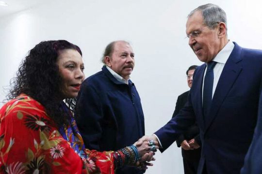 Nicaraguas Vizepräsidentin Rosario Murillo und Präsident Daniel Ortega beim Treffen mit dem russischen Außenminister Sergej Lawrow in der Hauptstadt Managua (Bild: Cesar Perez/Nicaraguan Presidency/AFP)