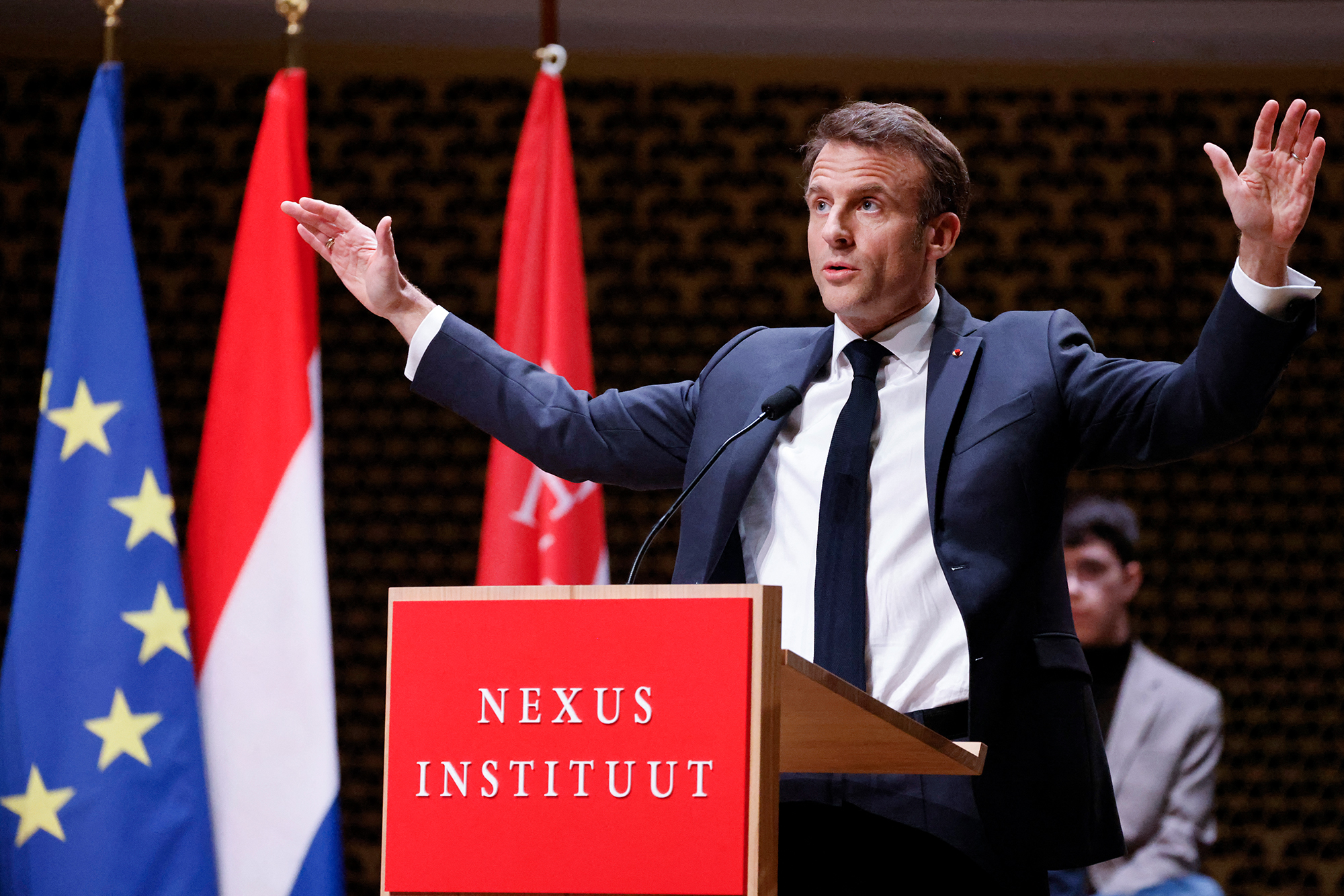 Macron am Dienstag bei seiner Rede in Den Haag (Bild: Ludovic Marin/AFP)