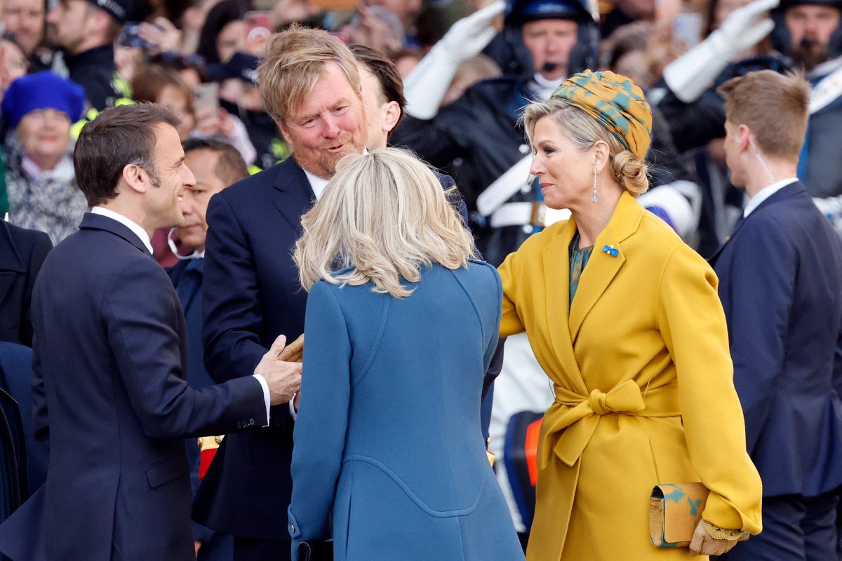 Frankreichs Präsident Emmanuel Macron und seine Frau Brigitte werden vom niederländischen König Willem-Alexander und Königin Máxima begrüßt (Bild: Ludovic Marin/AFP)
