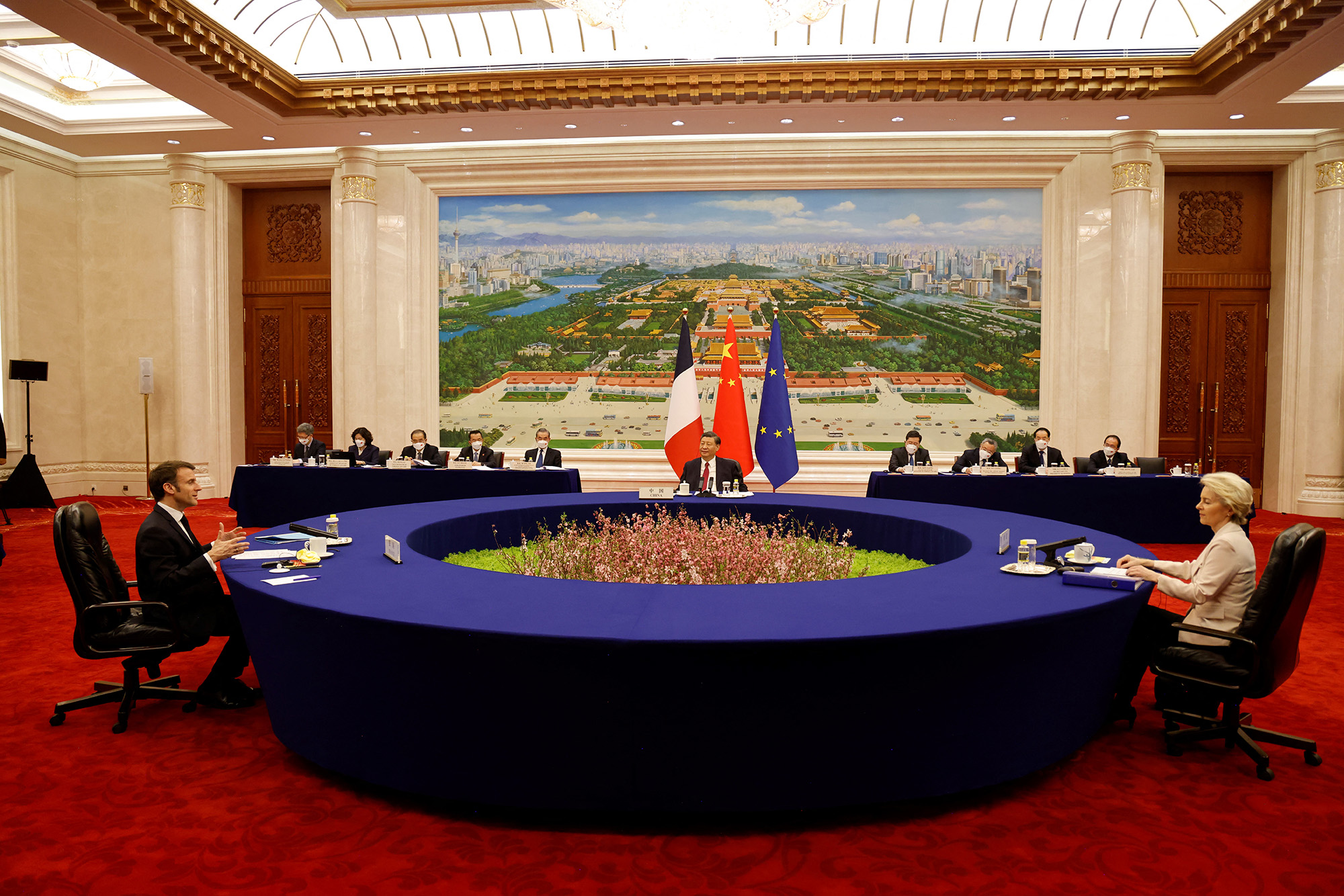 Frankreichs Präsident Emmanuel Macron, Chinas Präsident Xi Jinping und EU-Kommissionspräsidentin Ursula von der Leyen am Donnerstag in Peking (Bild: Ludovic Marin/Pool/AFP)