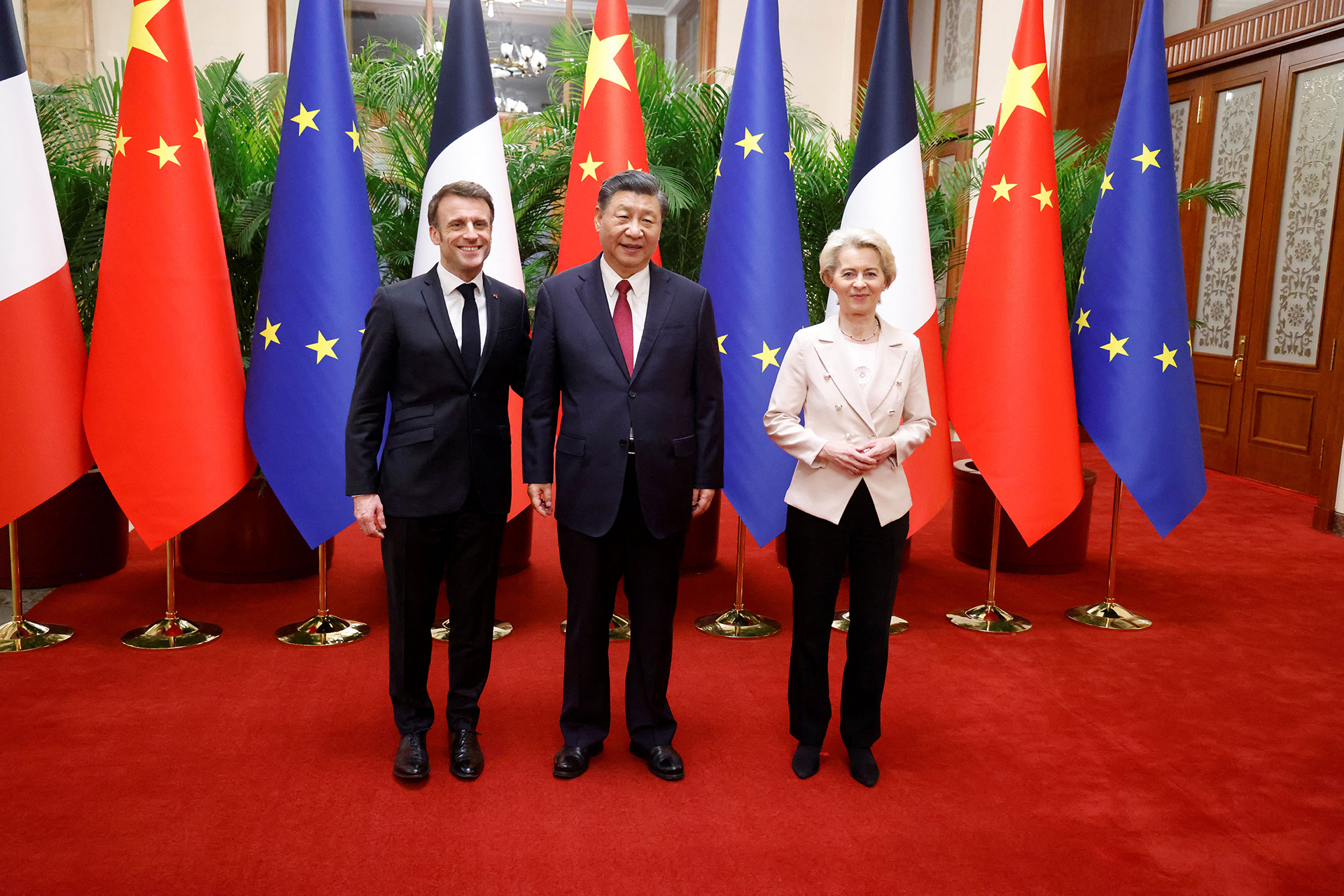 Frankreichs Präsident Emmanuel Macron, Chinas Präsident Xi Jinping und EU-Kommissionspräsidentin Ursula von der Leyen (Bild: Ludovic Marin/Pool/AFP)