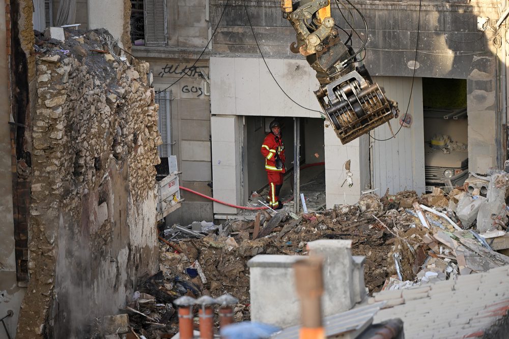 Ein Bagger räumt nach dem Einsturz eines Gebäudes in Marseille Schutt weg (Bild: Nicolas Tucat/AFP)