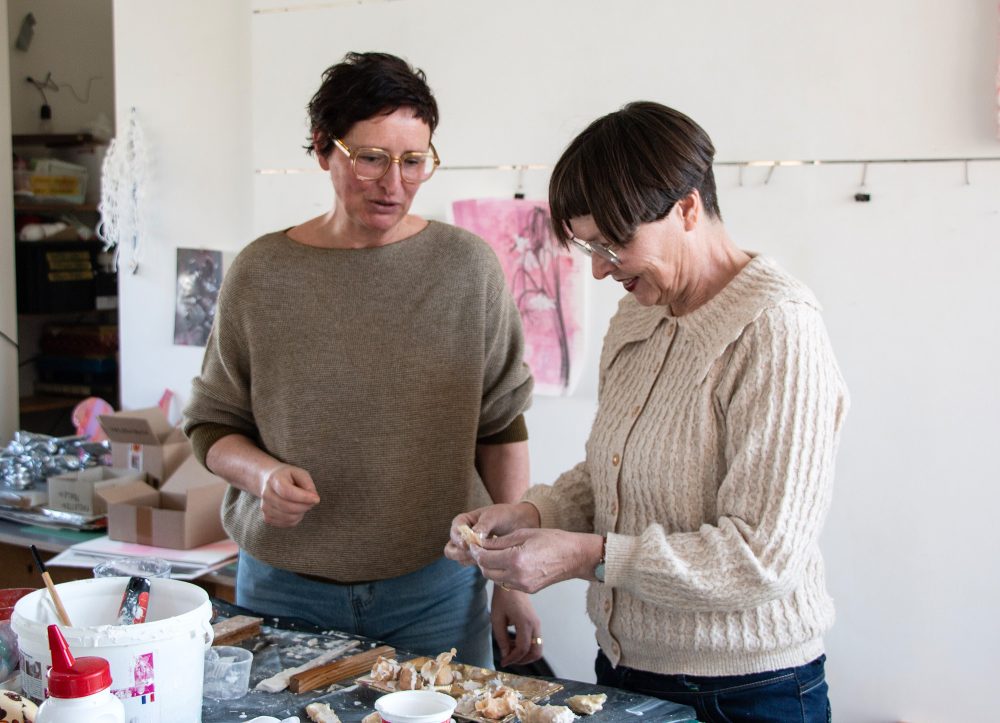 Die aktuellen "Künstlerinnen Ostbelgiens", Andrea Mennicken und Tania Mosblech (Bild: Christian Charlier/Ministerium der Deutschsprachigen Gemeinschaft)