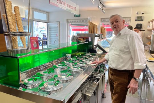 Eiscafébetreiber Egidio Panciera (Bild: Raffaela Schaus/BRF)
