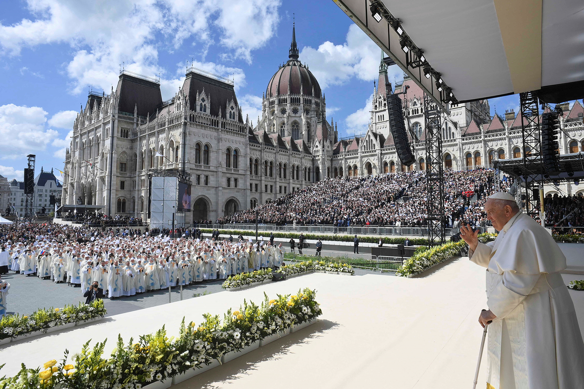 Papst feiert Heilige Messe in Budapest (Bild: Handout/ Vatican Media/AFP)
