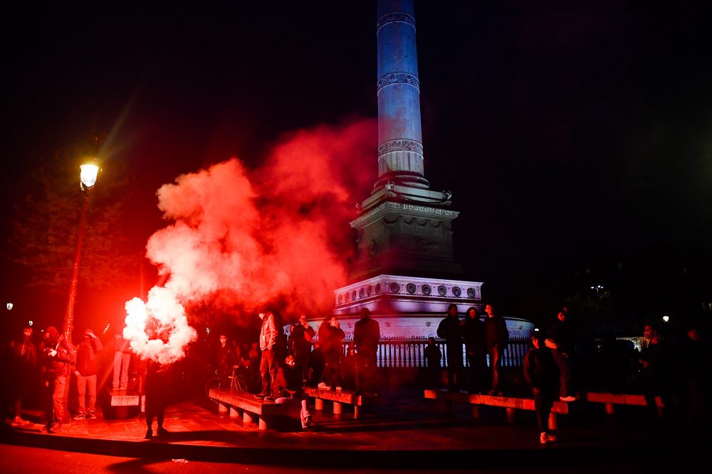 Demonstranten in Paris protestieren gegen die Rentenreform (Bild: Julien De Rosa/AFP)