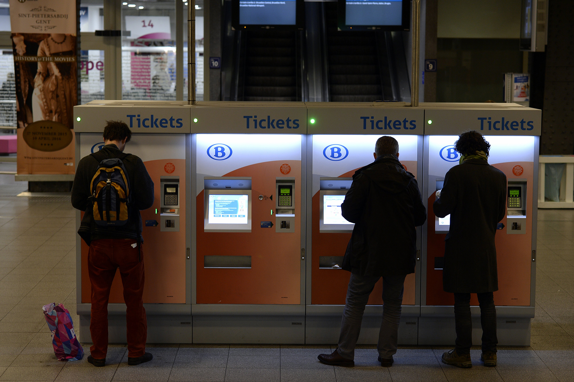 Zugpassagiere ziehen Tickets am Automaten
