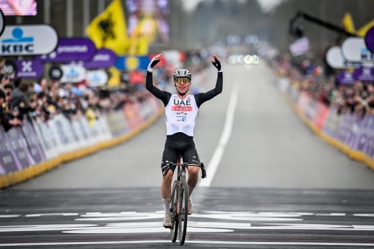 Der Slowene Tadej Pogacar gewinnt die Flandernrundfahrt 2023 (Bild: Eric Lalmand/Belga)