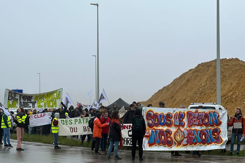 Landwirte protestieren gegen die Erweiterung des Flughafens Lüttich (Bild: Didier De Hoe/Belga)