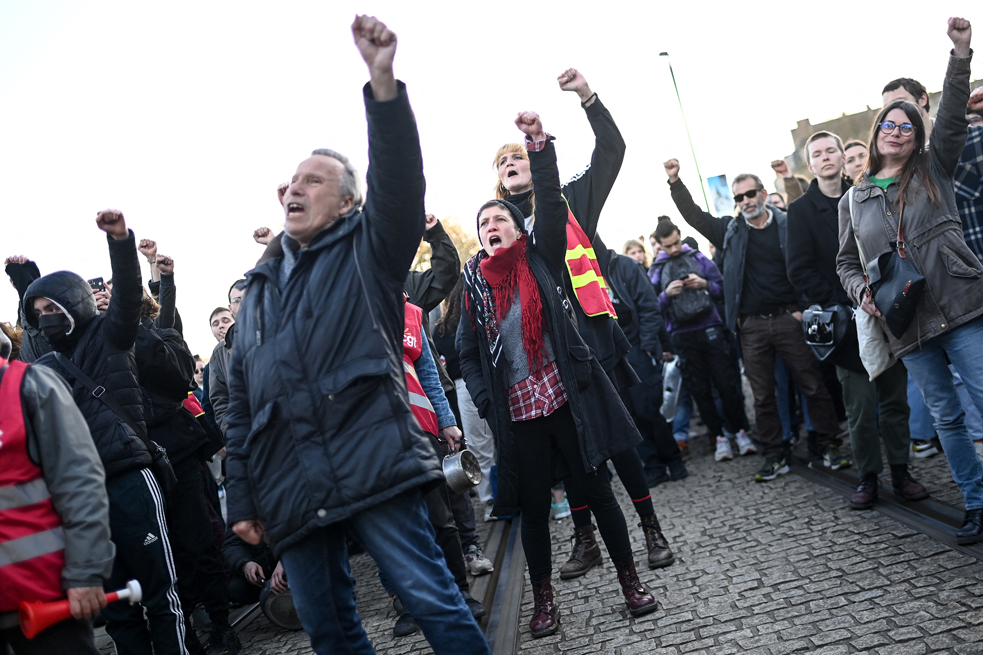Protestmarsch gegen die Rentenreform in Nantes am 4. April (Bild: Sebastien Salom-Gomis/AFP)