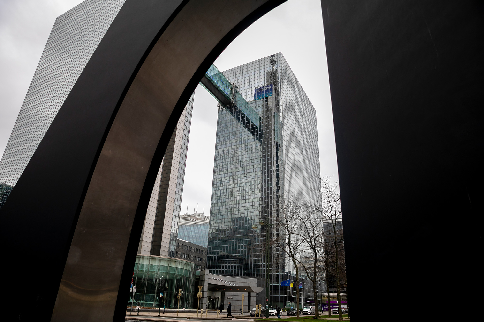 Im Norden von Brüssel wird derzeit ein ehemaliger, 100 Meter hoher Büroturm von Proximus in einen Wohnkomplex umgewandelt - mit 300 Appartements und 100 Studentenzimmern (Bild: Hatim Kaghat/Belga)
