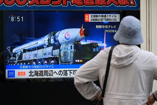 Eine Passantin in der japanischen Hauptstadt Tokio sieht einen Fernsehbericht über den Raketentest Nordkoreas (Bild: Kazuhiro Nogi/AFP)