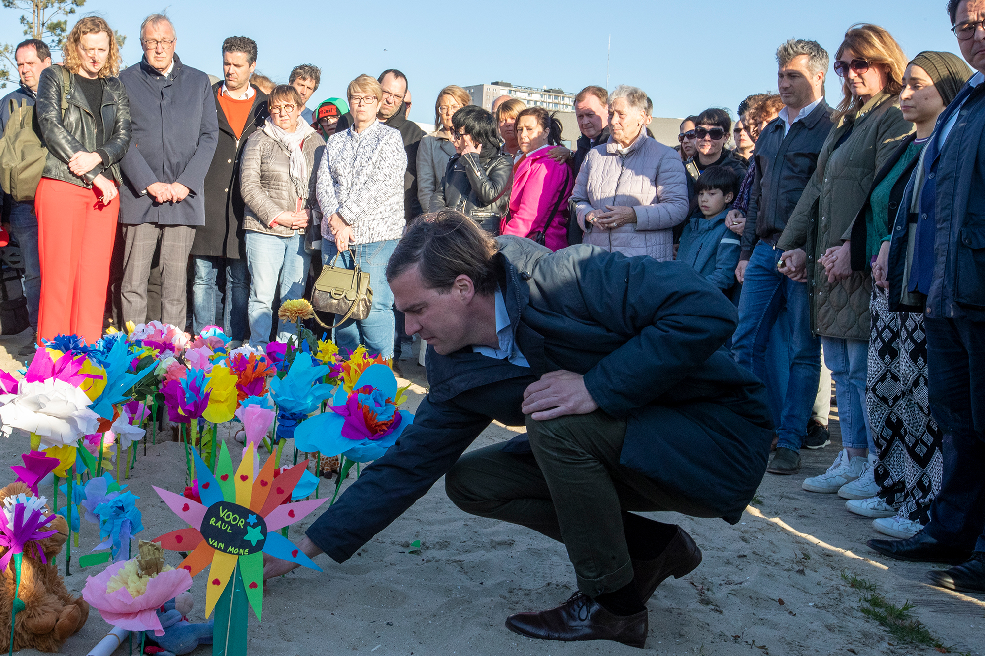 Der Bürgermeister von Gent, Mathias De Clercq, bei der Gedenkfeier für den neunjährigen Raul am Houtdok-Hafen in Gent (Bild: Nicolas Maeterlinck/Belga)