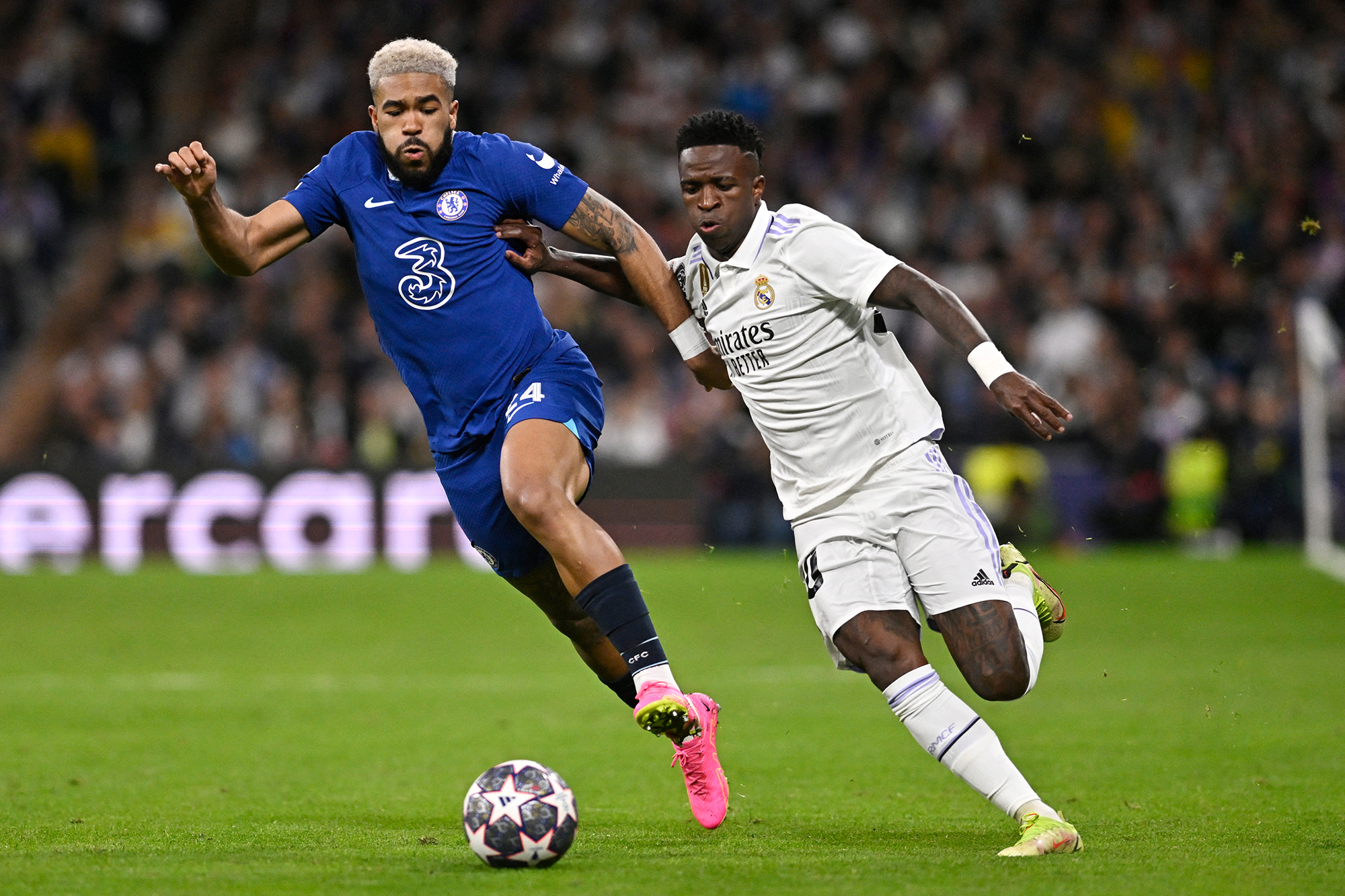 Chelseas Verteidiger Reece James (li.) im Zweikampf mit Real Madrids Stürmer Vinicius Junior (Bild: Oscar Del Pozo/AFP)