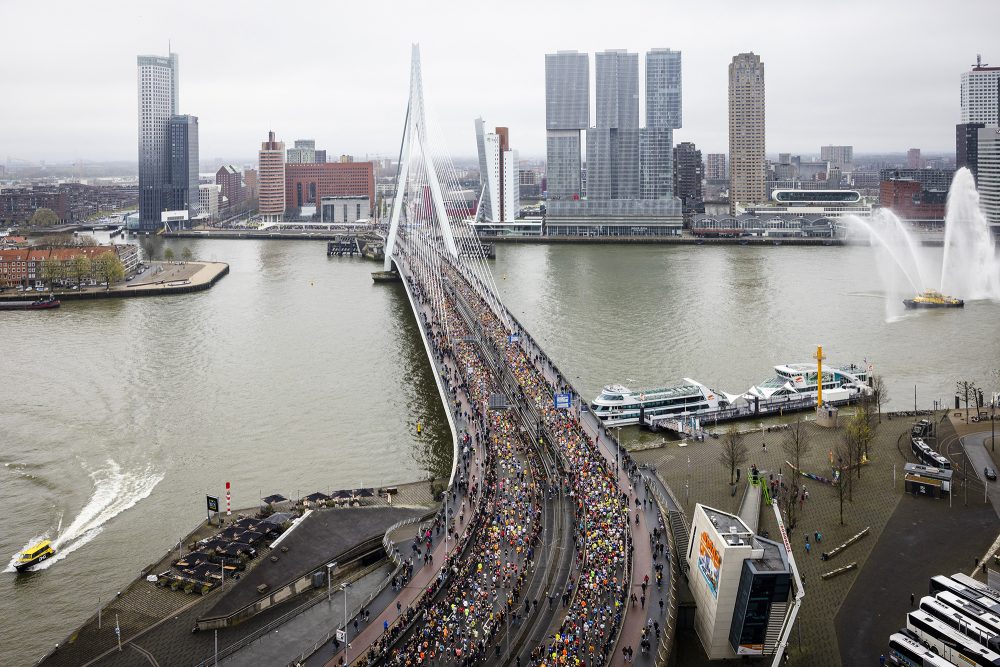 Teilnehmer laufen über die Erasmusbrücke während der 42. Ausgabe des Rotterdam-Marathons am 16. April (Bild: Jeffrey Groeneweg/ANP/AFP)