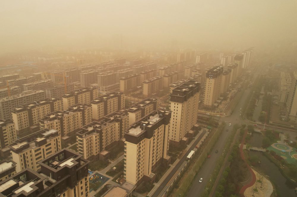 Auch über die chinesische Großstadt Linyi fegte der Sandsturm hinweg (Bild: STR/AFP)