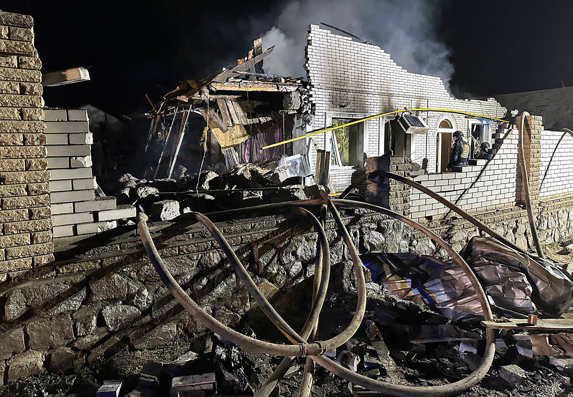 Privathaus in Saporischschja nach einem Raketeneinschlag (Bild: Ukrainian Presidential Chief of Staff Andriy Yermak/AFP)