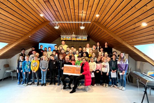 Scheckübergabe durch Schüler der Grundschule Schönberg an die Hilfsorganisation D.R.O.P.S. (Bild: Grundschule Schönberg)