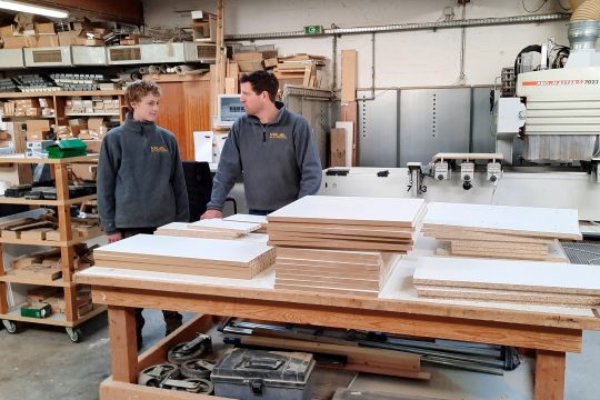 Moïse Roehl macht in der Schreinerei Mauel in Eynatten eine Schnupperwoche (Bild: Chantal Delhez/BRF)