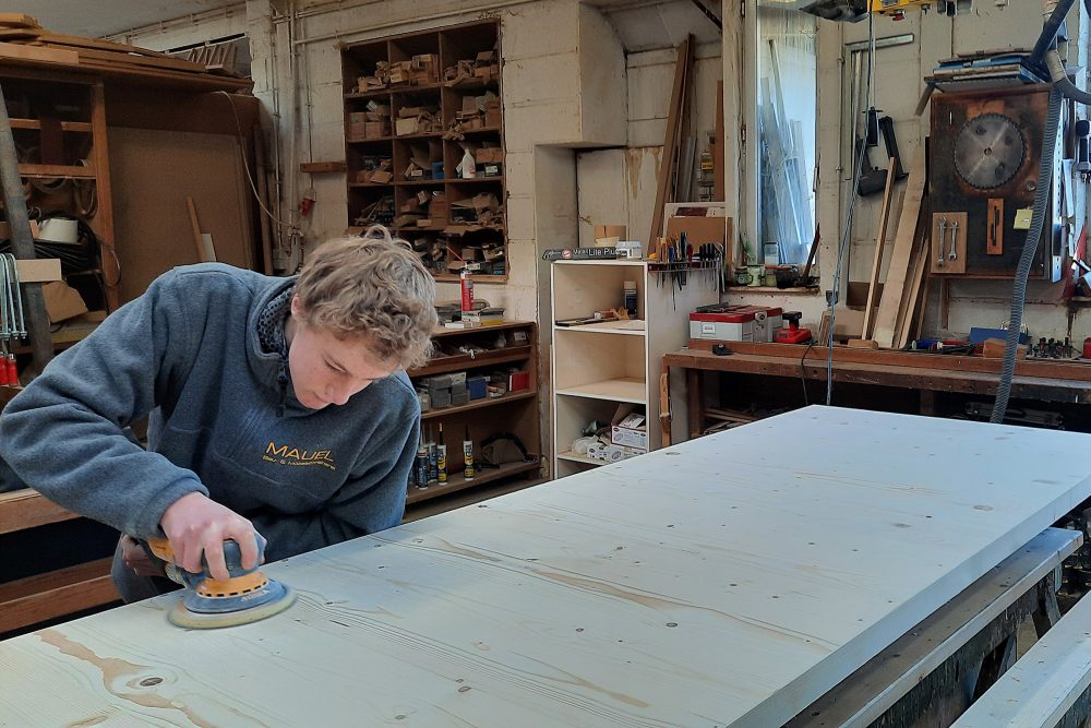 Moïse Roehl macht in der Schreinerei Mauel in Eynatten eine Schnupperwoche (Bild: Chantal Delhez/BRF)