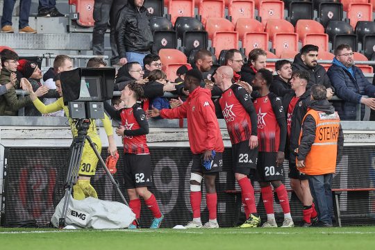 Die Seraing-Spieler klatschen mit den Fans ab nach dem 1:1 gegen Westerlo, dem vorerst letzten Spiel in der D1A (Bild: Bruno Fahy/Belga)
