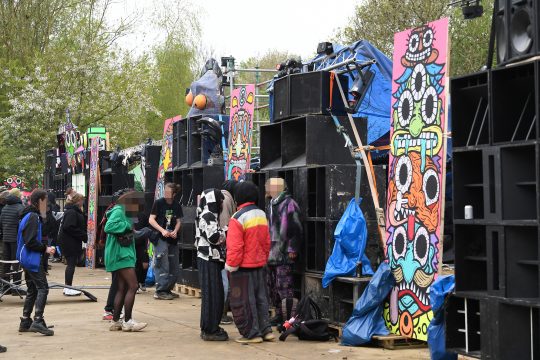 Illegaler Rave in Sint-Truiden (Bild: Jill Delsaux/Belga)