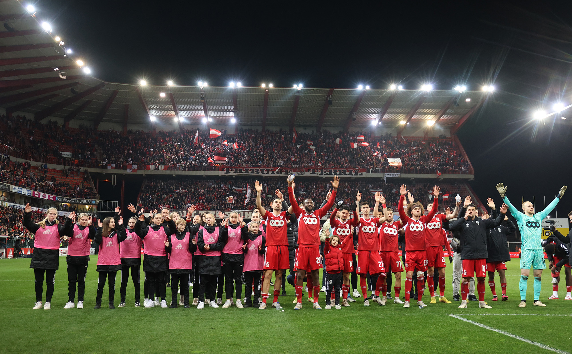 Nach dem 3:1-Sieg gegen Charleroi darf Standard Lüttich sich freuen (Bild: Virginie Lefour/Belga)