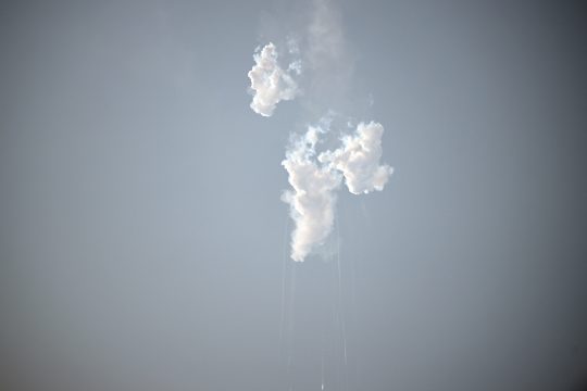 Die "Starship" bricht kurz nach dem Start auseinander (Bild: Patrick T. Fallon/AFP)