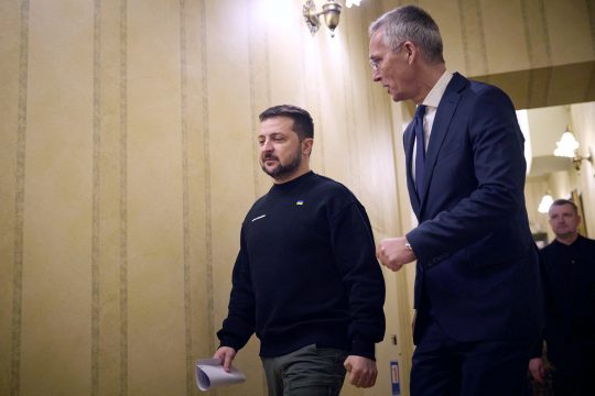 Der ukrainische Präsident Selenskyj und Nato-Generalsekretär Jens Stoltenberg am in Kiew (Bild vom 20. April 2023: Ukrainian Presidential Press Service/AFP)