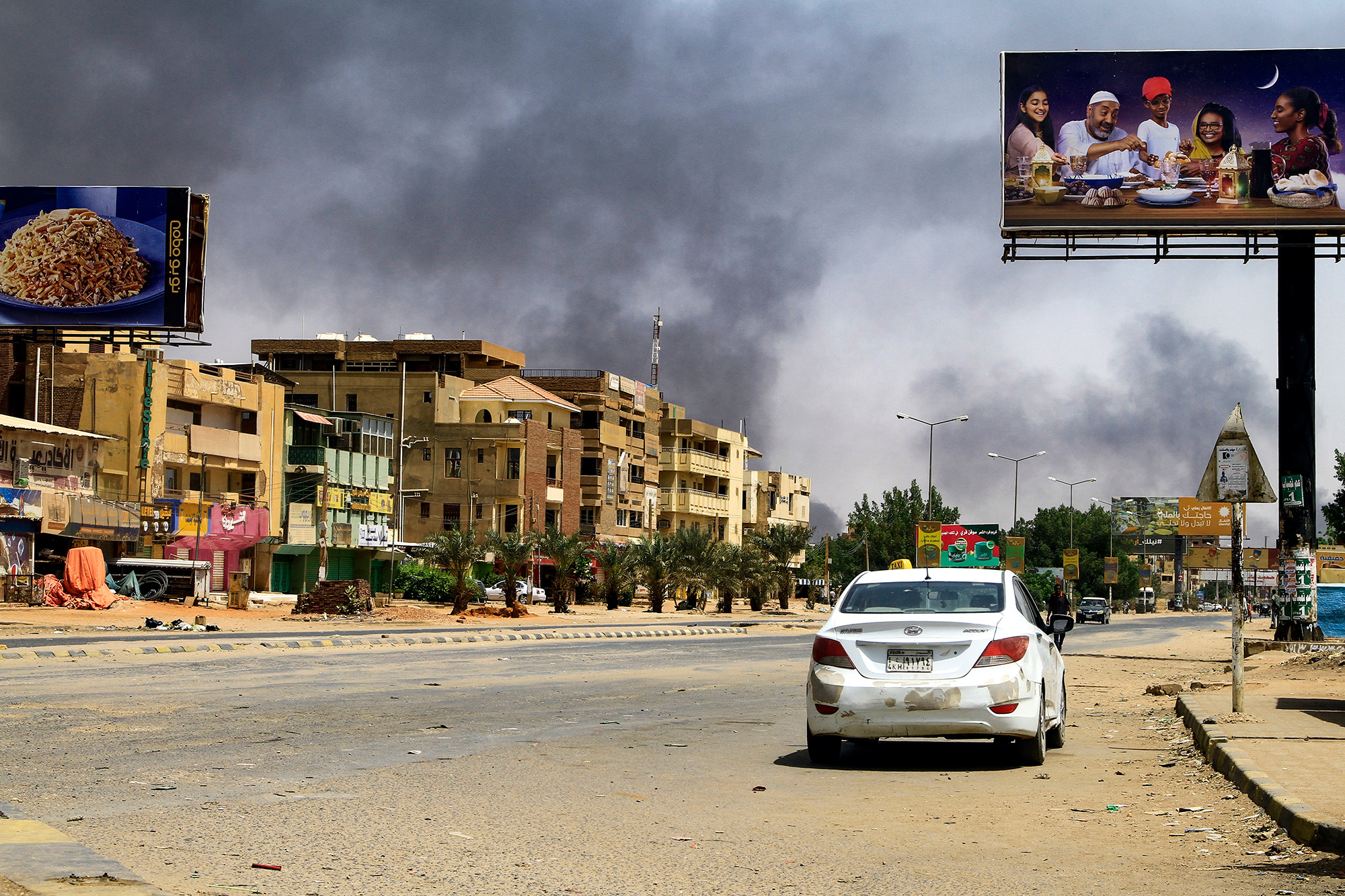 Rauchwolken über Khartum am Sonntag (Bild: AFP)