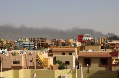 Rauch über Wohnhäusern in Khartum, der Hauptstadt des Sudan (Bild: AFP