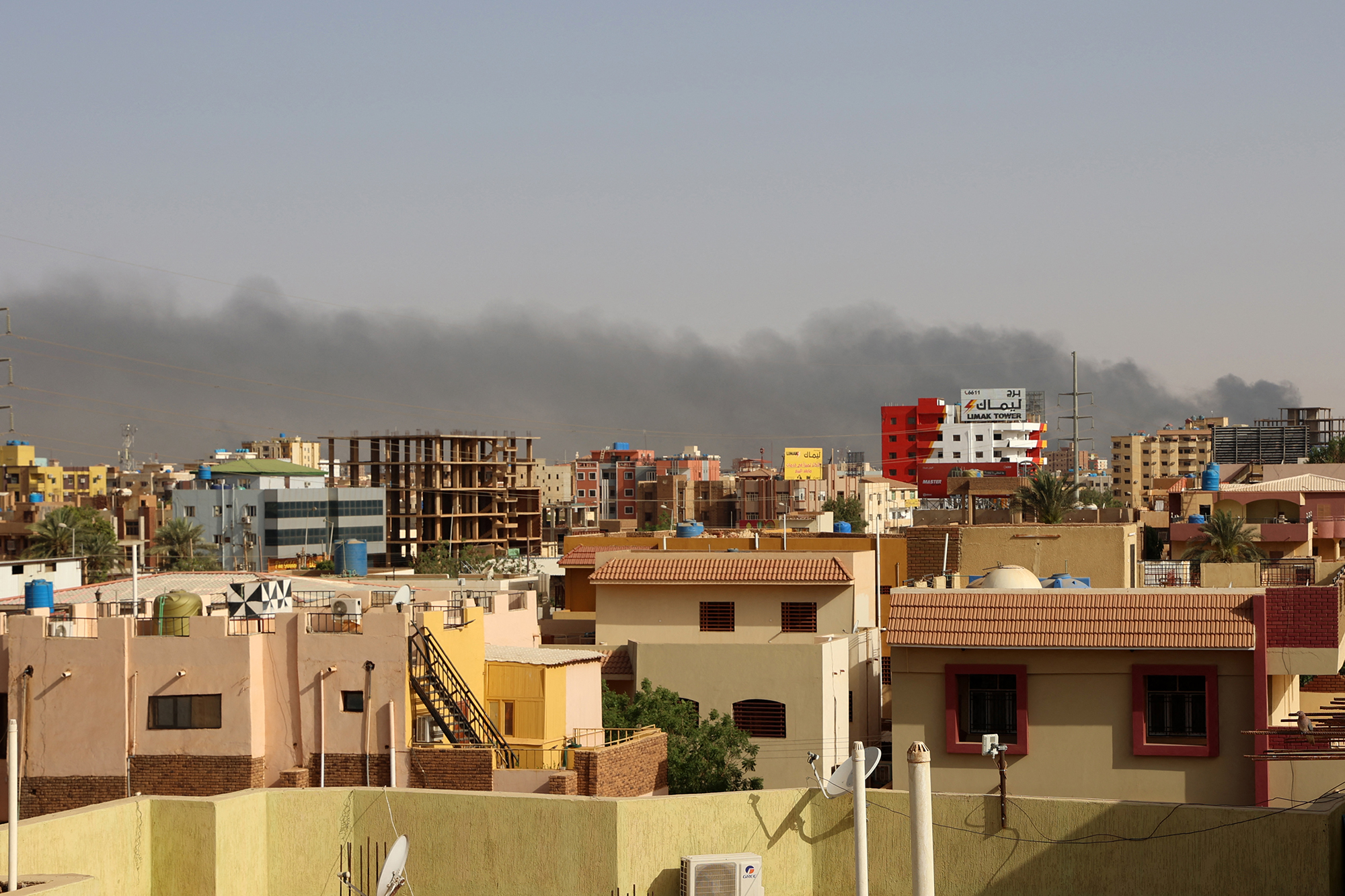 Rauch über Wohnhäusern in Khartum, der Hauptstadt des Sudan (Bild: AFP