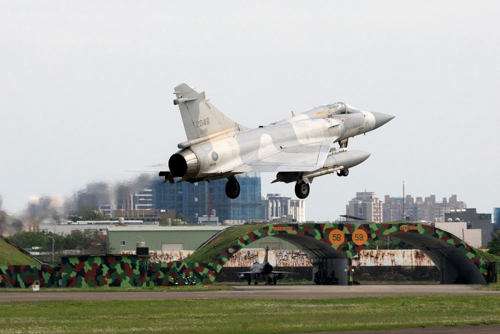 Taiwanesische Kampfflugzeug bei der Landung auf der Militärbasis in Hsinchu (Bild: Jameson Wu/AFP)