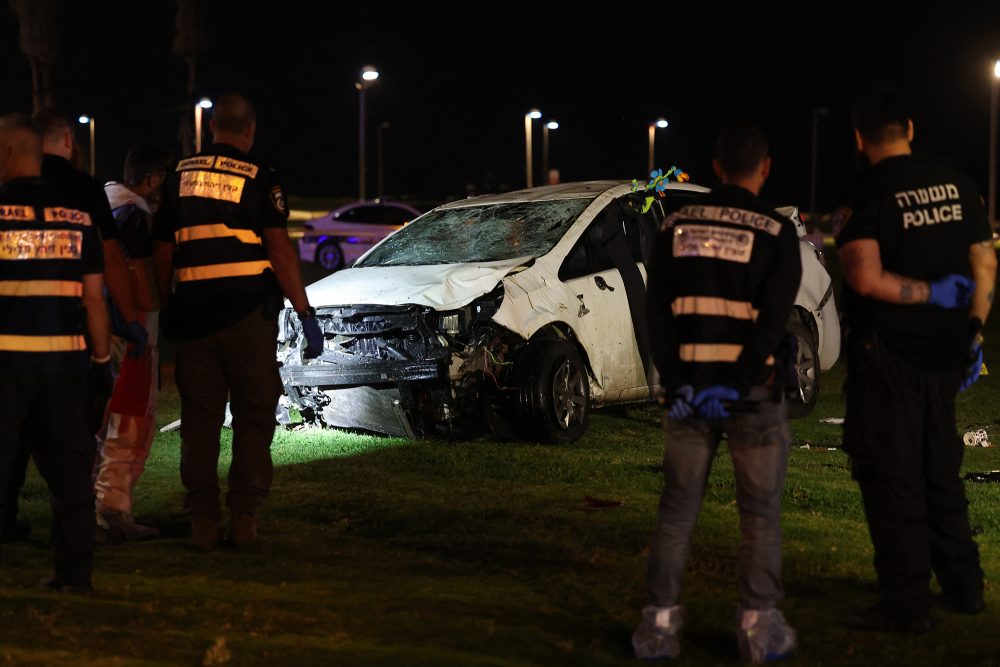 Polizisten untersuchen das Fahrzeug, das in Tel Aviv eine Menschenmenge rammte (Bild: Ahmad Gharabli/AFP)
