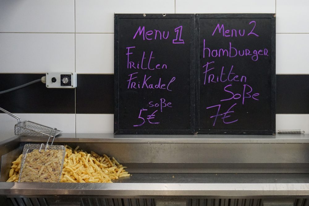 Sind die Kartoffeln in fingerbreite Formen geschnitten, können sie frittiert werden - aber Achtung: nicht einmal, sondern zweimal! (Bild: Dogan Malicki/BRF)