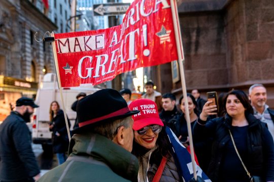 Anhänger von Donald Trump vor dem Trump-Tower am 3. April 2023