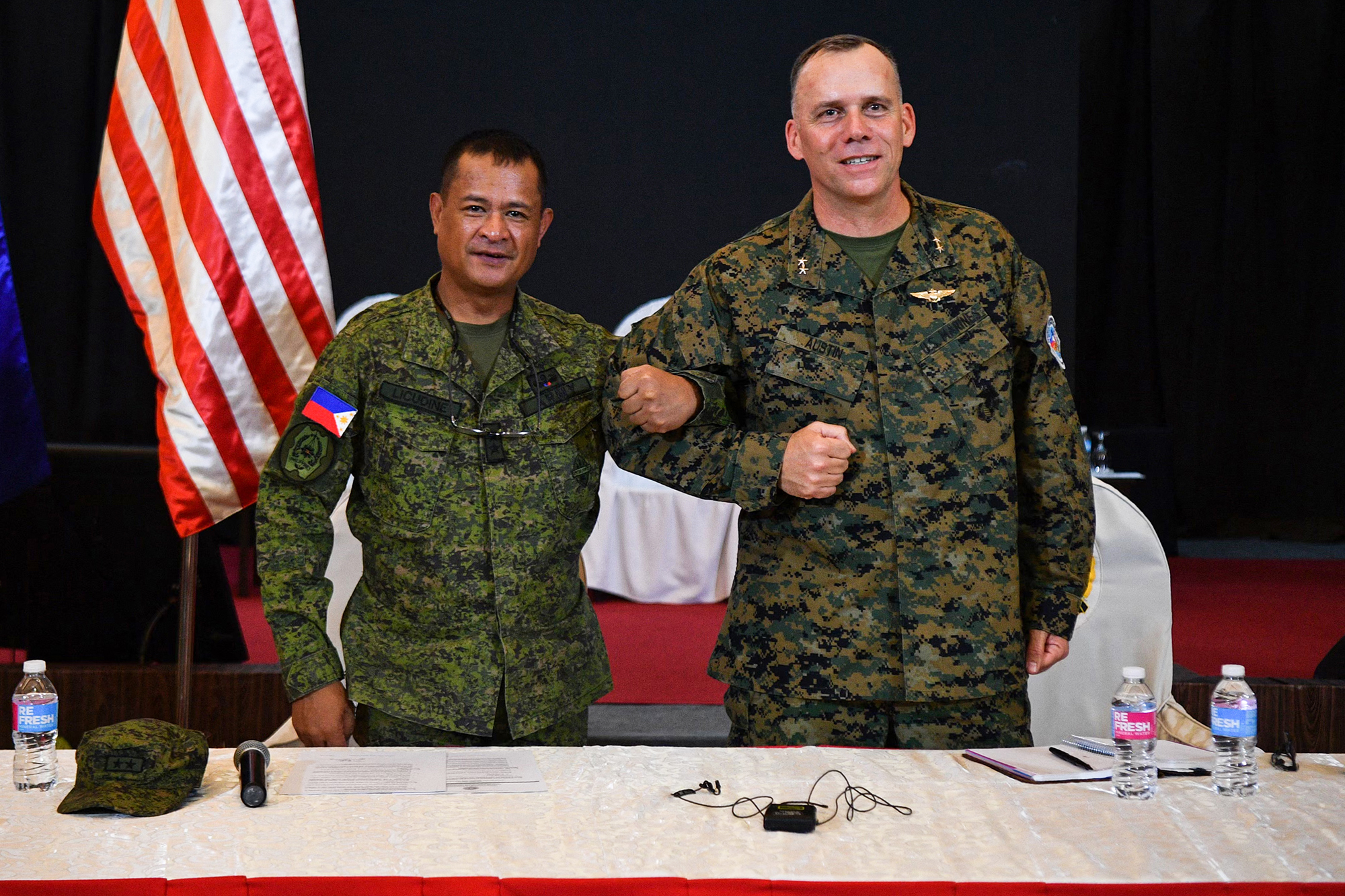 Der philippinische Übungsleiter Generalmajor Marvin Licudine (li.) und der Vertreter des US-amerikanischen Übungsleiters Generalmajor Eric Austin bei der Eröffnungszeremonie der gemeinsamen Militärübung "Balikatan" im Militärhauptquartier in Quezon City, einem Vorort von Manila (Bild: Ted Aljibe/AFP)