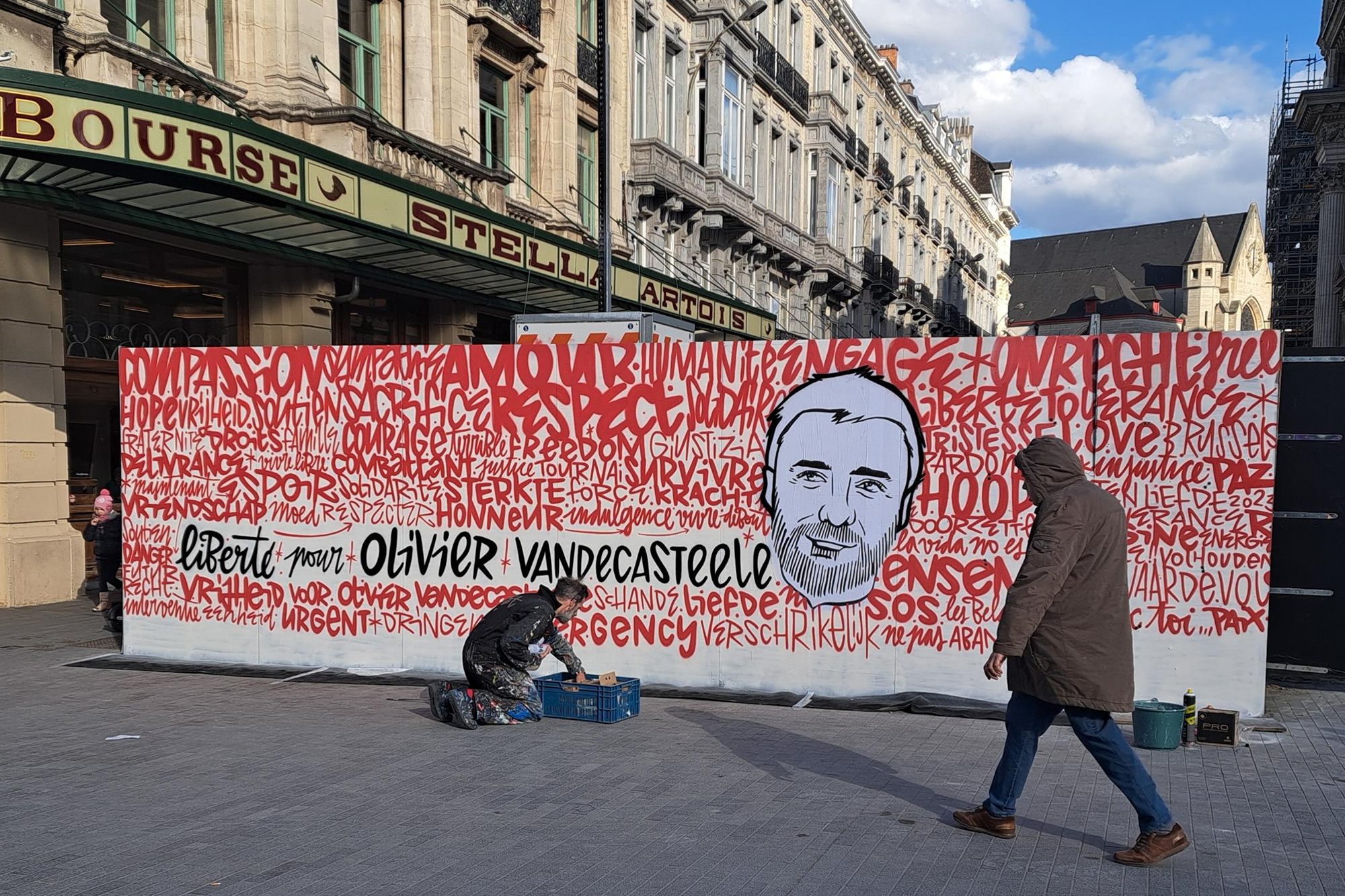 Unterstützerbotschaft für Olivier Vandecasteele im Zentrum von Brüssel (Bild: Timon Ramboer/Belga)