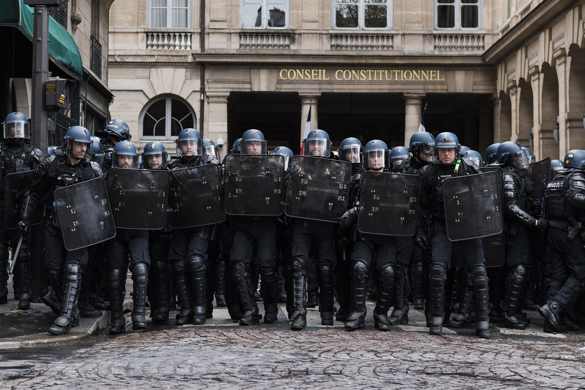 Gendarmen während einer Demonstration am 13. April vor dem französischen Verfassungsrat in Paris (Bild: AFP)