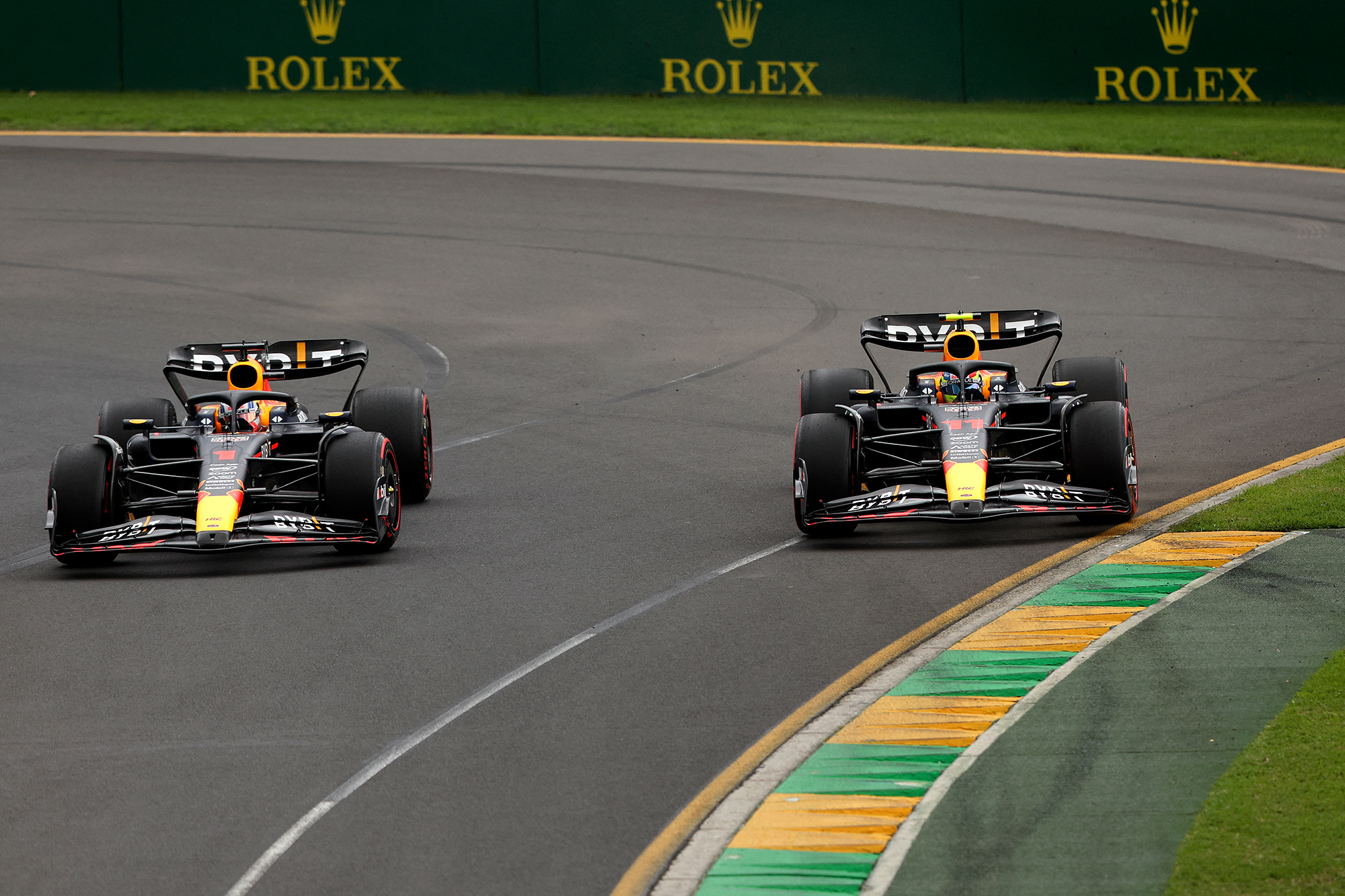 Max Verstappen (links) und Sergio Perez (Bild: Martin Keep/AFP)