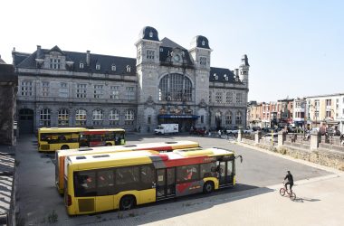 Busse vor dem Bahnhof von Verviers
