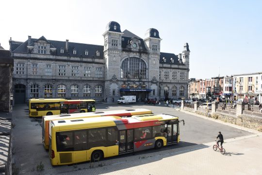 Busse vor dem Bahnhof von Verviers