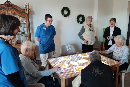 Die "Zaubertafel" (Tovertafel), eine Erfindung aus den Niederlanden, wird im Seniorenzentrum St. Franziskus in Eupen ausprobiert (Bild: Michaela Brück/BRF)