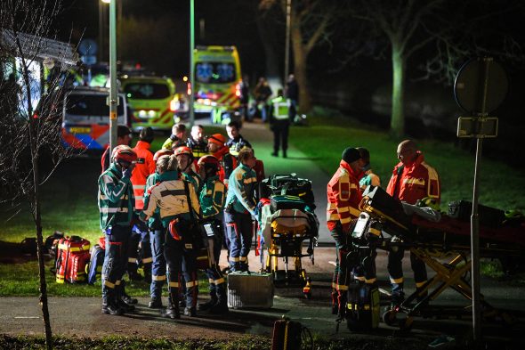 Rettungsdienste sind im Einsatz nach dem Zugunglück in den Niederlanden 